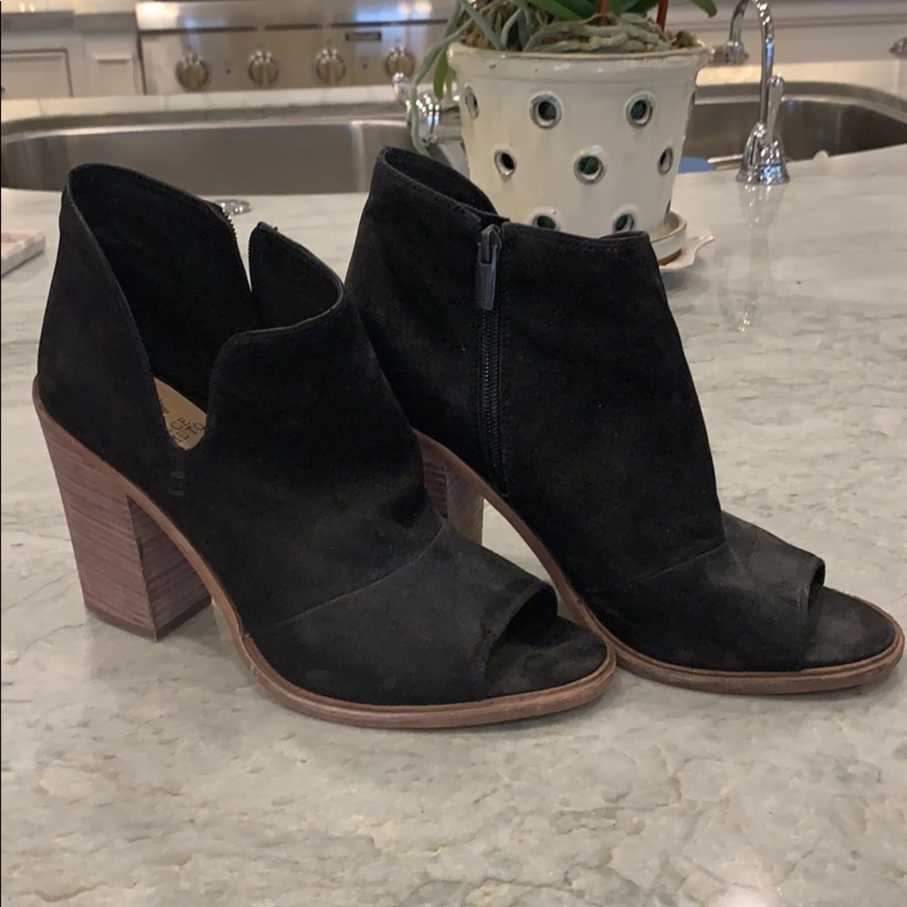 Vince Camuto Peep Toe Black Bootie 10